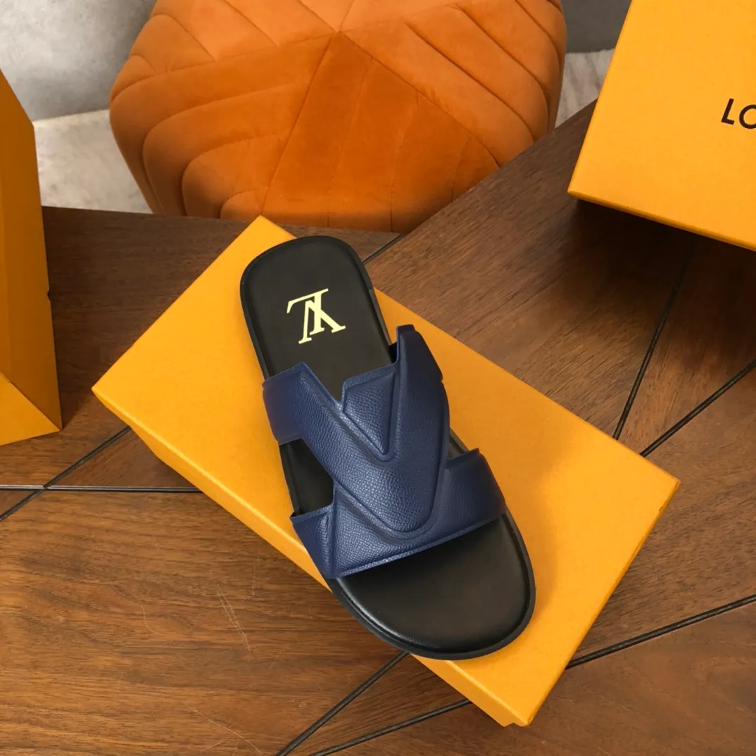 Factory price: 270💰LV counters are selling new brand luxury men's slippers, casual, loose and comfortable. The must-have model in the picture above [Happy][Happy], multiple colors available Size: 38-44, customized 45